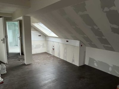 Erstbezug nach Sanierung: schöne 2,5-Zimmer-DG Wohnung in Karlsdorf-Neuthard