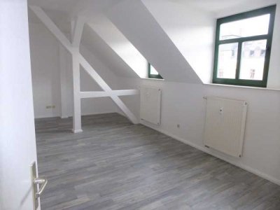 Das ist ja ne Süße! - 1-Raum im DG mit modernem Laminat in Altendorf