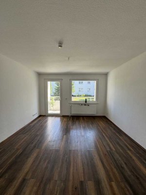 Helle Wohnung mit Balkon & dunklem Laminatboden in ruhiger Umgebung