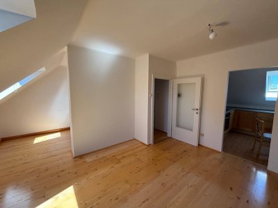 Moderne 1,5-Zimmer Dachwohnung mit Einbauküche
