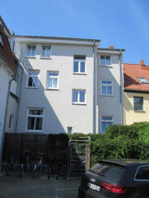 Nette 1-Zimmerwohnung mit Balkon und EBK im renovierten Altbau Zentrum.