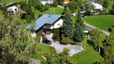 Großes Wohnhaus mit Garage, Keller, Wellblechgarage und Gartenhaus in sonniger und ruhiger Lage mit unverbaubarem Ausblick