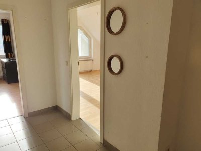 Ruhig und zentralgelegene Wohnung in Öhringen mit Dachboden, EBK und TG