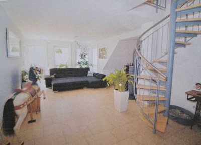 Helle, freundliche 5,5 Zimmer Wohnung in Wohlfühllage mit Studio im Dachgeschoss