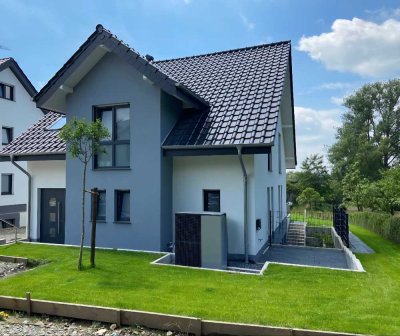 Neubau mit großem Garten in zentraler Lage, flexible Nutzung für bis zu 3 Familien