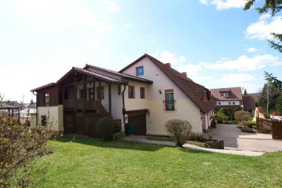 Leben in einer der schönsten Fachwerkstädte Frankens: Zweifamilienhaus mit traumhaftem Garten