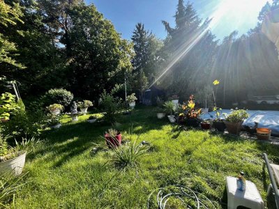 „Filmreifes“ exklusives Anwesen: Wohnen auf einer Ebene mit Pool und Sauna in München-Waldtrudering