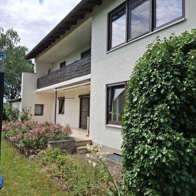 Großzügige 4-Zimmer-Wohnung mit Terrasse, Einbauküche, Garage und Allgemeingarten in 2-Familienhaus