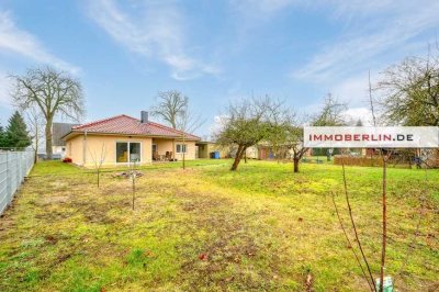 IMMOBERLIN.DE - Energieeffizienter & eleganter Bungalow mit Sonnengarten in ländlicher Lage