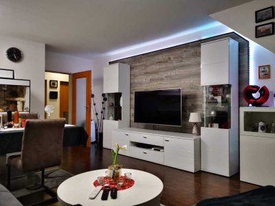 Stilvolle 3-Zimmer-Maisonette-Wohnung mit großem Dachstudio, Balkon und EBK in Königsbrunn-Süd