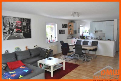 Helle, gepflegte 2-Zimmerwohnung mit Balkon, Tageslichtbad, Einbauküche, Keller und Tiefgarage.