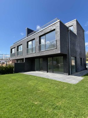 NEUWERTIG: Moderne Doppelhaushälfte mit 5 Zimmern und Dachterrasse
