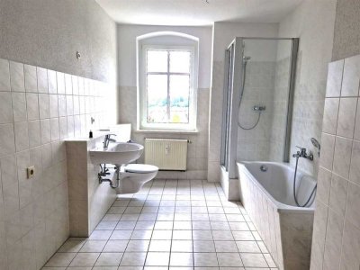 ***IHRE frisch renovierte, großzügige 3 Raum Wohnung erwartet SIE in ruhiger Lage mit Stellplatz***