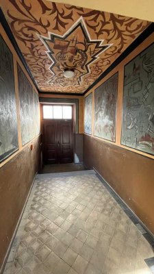 Vollständig renoviertes Mehrfamilienhaus mit beeindruckenden Wandmalereien
