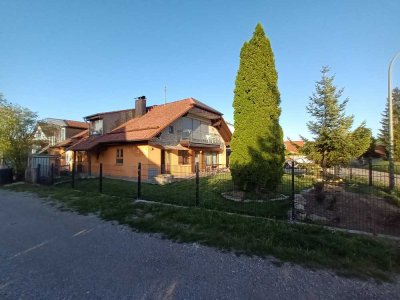 Ruhige und gepflegte 3-Zimmer-Wohnung in einem Zweifamilienhaus mit schönem Garten in Finsing