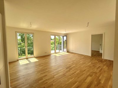 Lichtdurchflutet & Modern: Neubauwohnung mit Balkon, Aufzug & Tiefgarage