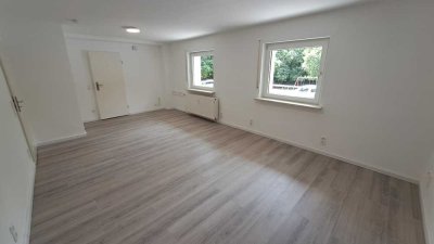 ERSTBEZUG NACH RENOVIERUNG! 1 Zimmer Wohnung, Küche, Bad, Terrasse in grüner Parklage