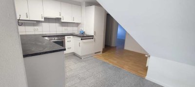 2-Zi-Dachgeschosswohnung DG, Innenstadt, Stellplatz, Balkon, Einbauküche, Badewanne, Dachboden