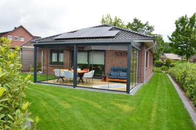 Luxuriöser Neubau- Walmdachbungalow mit Erdwärmetechnik, Gaskamin u. Einbauküche in Bad Zwischenahn