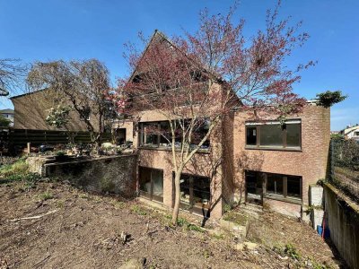 Sanierungsbedürftiges Mehrgenerationen-Haus (freistehend) in zentraler Lage Kaarst mit großem Garten