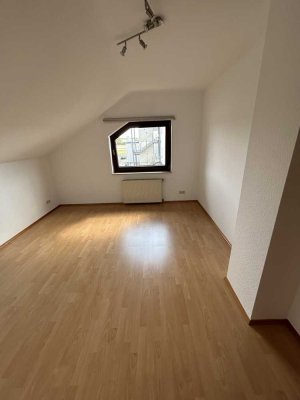 Freundliche und gepflegte 3 Zimmer-Dachgeschosswohnung mit geh. Innenausstattung mit Balkon und EBK