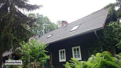 Wochenendhaus nebst Garage