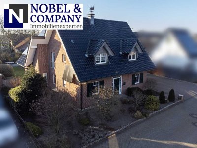 Exklusives Traumhaus mit großzügigem Wohnraum, Schwimmteich & Gartenparadies