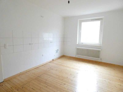 ** Moderne Altbauwohnung mit Wohnküche, Loggia und Dielenböden **