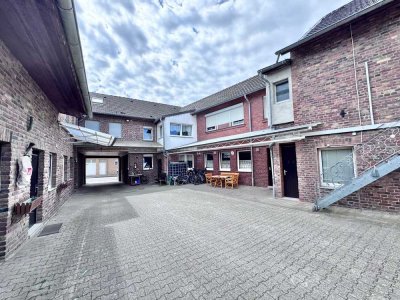 Vierkanthof-Wohanlage 2 Einfamilienhäuser + 1 Wohnung + 4 Apartments + 3 Garagen - TOP-Rendite
