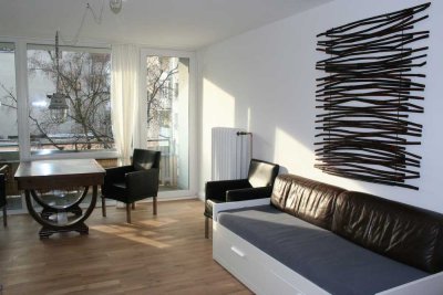 Erste Rheinlage in Deutz: Exklusives, möbliertes Apartment, 32m², Parkett, Wannenbad u. Balkon!