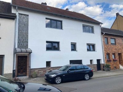 Frisch renoviert: 3-Zimmer-Wohnung mit Balkon und Einbauküche, Dudweiler Süd