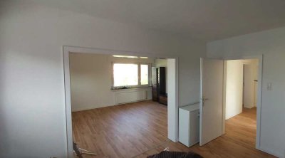 Geräumige 4-Zimmer Wohnung mit großem Balkon in Lage