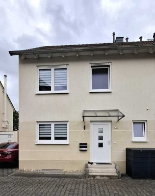 Doppelhaushälfte mit Garage, Stellplatz und Garten im familienfreundlicher Umgebung in Leeheim