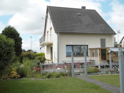 Freistehendes Einfamilienhaus in ruhiger, attraktiver Wohnlage mit großem Garten, Garage