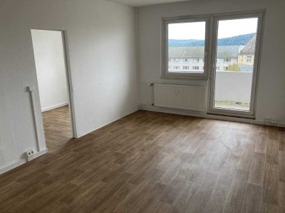 Treppensteigen wird mit Aussicht belohnt! Bezugsfertige 3-Raum-Wohnung mit Badewanne und Balkon frei