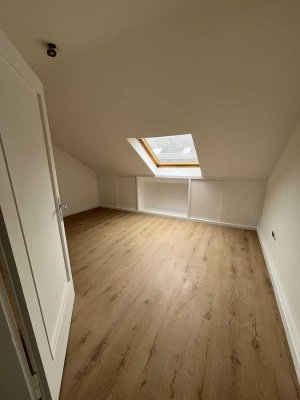 Attraktive 3-Zimmer-DG-Wohnung mit Blick auf die Stiftskirche in Neustadt