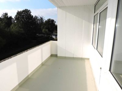 Renovierte drei Zimmer Wohnung mit großem Balkon frei!