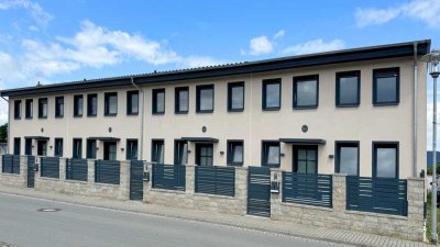 Erstbezug: Modernes Reihenhaus mit 2 Bädern, Vorgarten, Stellplätzen & großem Gemeinschaftshof