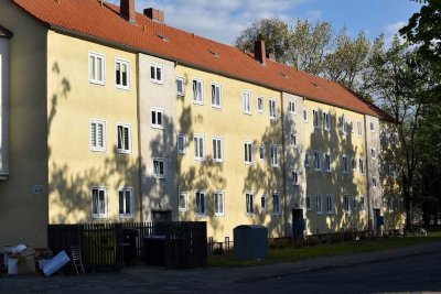 Stadtnah, Balkon und Tageslichtbad mit Wanne // 2.OG rechts