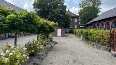 Reihenhaus mit Charme und eigenem Garten in denkmalgeschützer Hofanlage - komplett Saniert