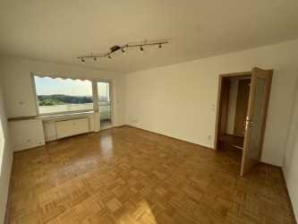 Frisch renovierte 2-Zimmer Wohnung, stadtnah mit Weitblick ins Grüne!