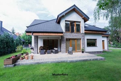 Freistehendes Einfamilienhaus nebst Garage