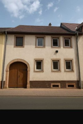 Charmantes Einfamilienhaus mit Innenhof und Scheune in zentraler Lage von Maikammer
