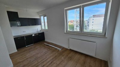 Neubezug nach Sanierung mit Einbauküche: Stilvolle Wohnung mit Wohnküche und geh. Innenausstattung