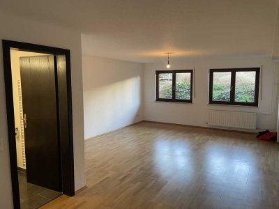 Helle, komplett sanierte 1-Raum-Wohnung in Oberwalluf