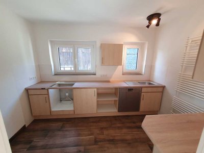 Freistehendes Haus/Bungalow, mit 3-Zimmer-Wohnung, frisch renoviert, teilweise möbliert, inkl. EBK