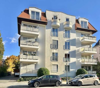 2-Zimmer-Dachgeschosswohnung mit 2 Balkonen, Aufzug und TG-Stellplatz im schönen Dresden-Striesen