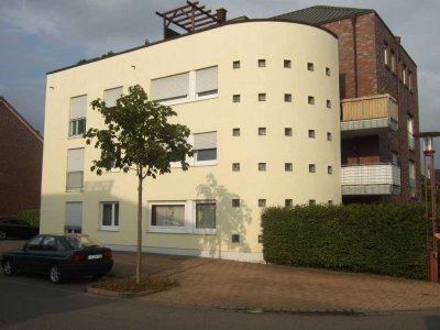 3-Zimmerwohnung, weiß gefliestes Wannenbad mit Fenster, Gäste-WC, Balkon