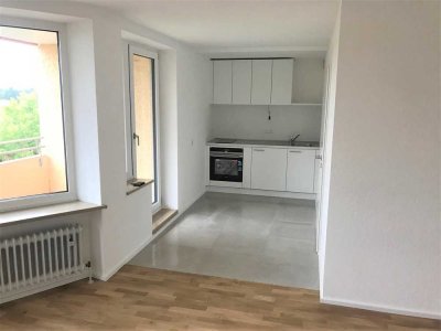 Schöne helle 1-Zimmer-Wohnung/Balkon/Küche/Einbauschrank/Badmöbel