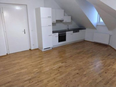 2 ZIMMER-Wohnung, neuwertige Einbauküche, Bad mit Dusche / Fenster, extra WC, Lift, nähe AVL-Graz!
